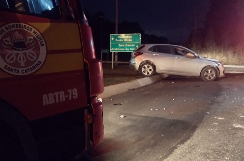  Idoso sofre saída de pista e bate em poste