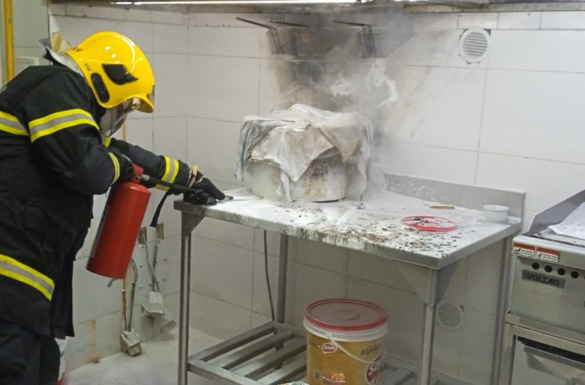  Fritadeira Elétrica pega fogo e quase causa uma tragédia