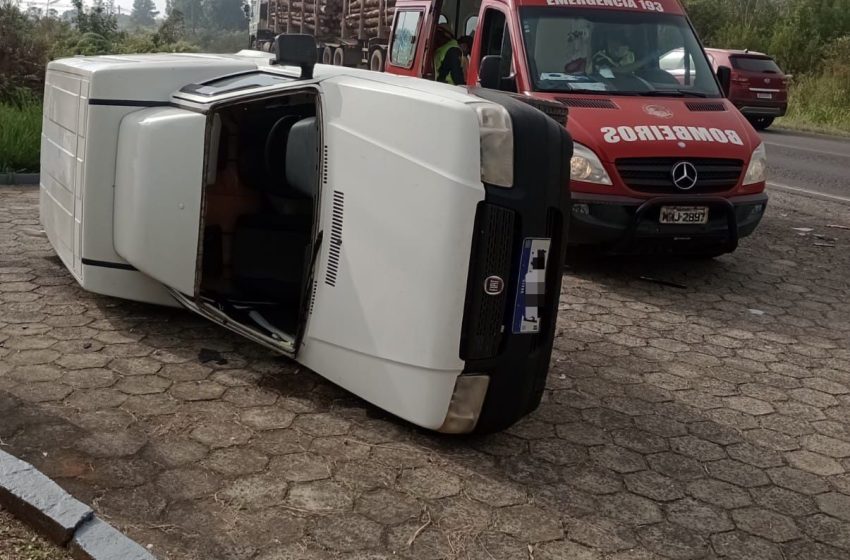  Colisão seguida de capotamento deixa mulher ferida