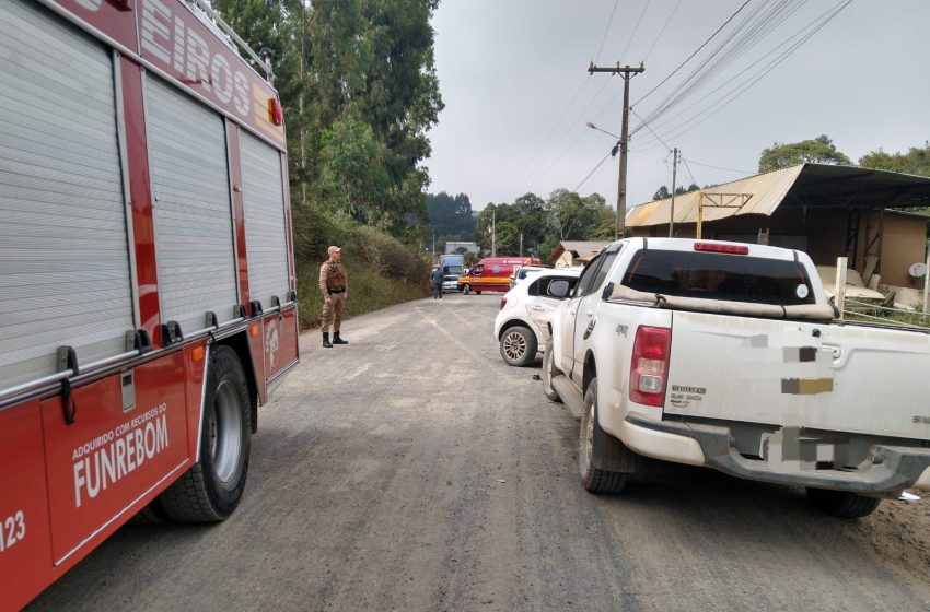  COLISÃO FRONTAL: dois carros com placas de São Bento envolvidos em acidente