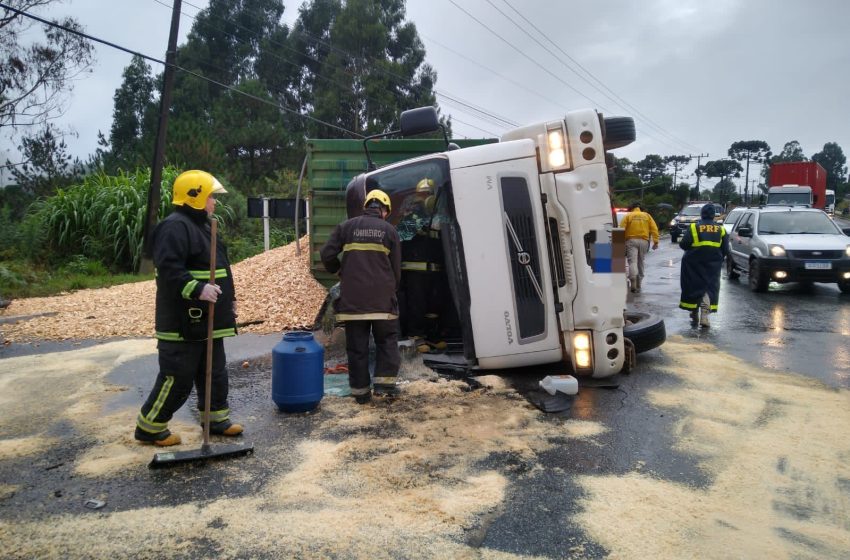  Caminhão tomba na BR-280 e motorista fica ferido