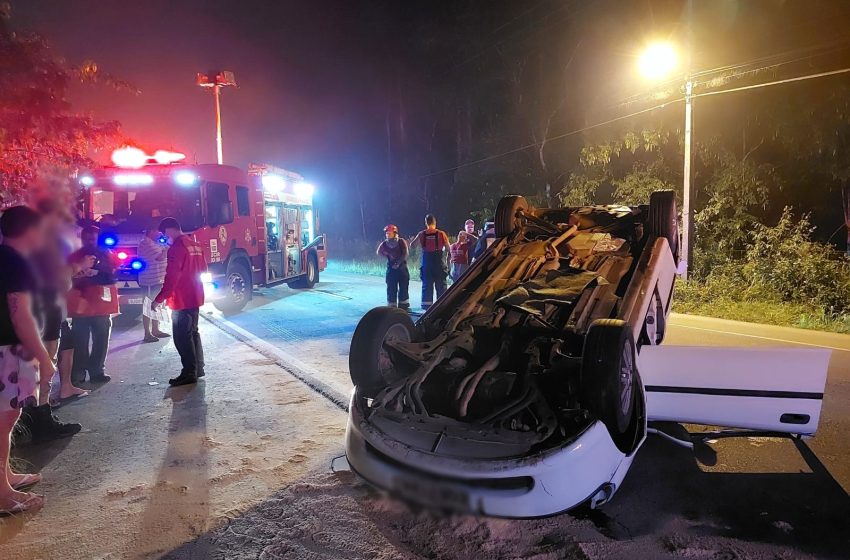  Carro rampa na plataforma de guincho e capota