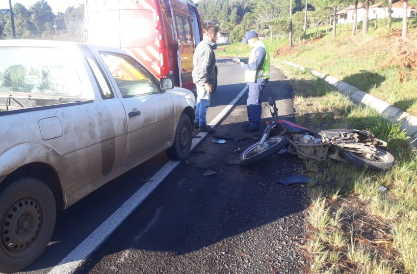  Moto e carro colidem na manhã desta quinta-feira