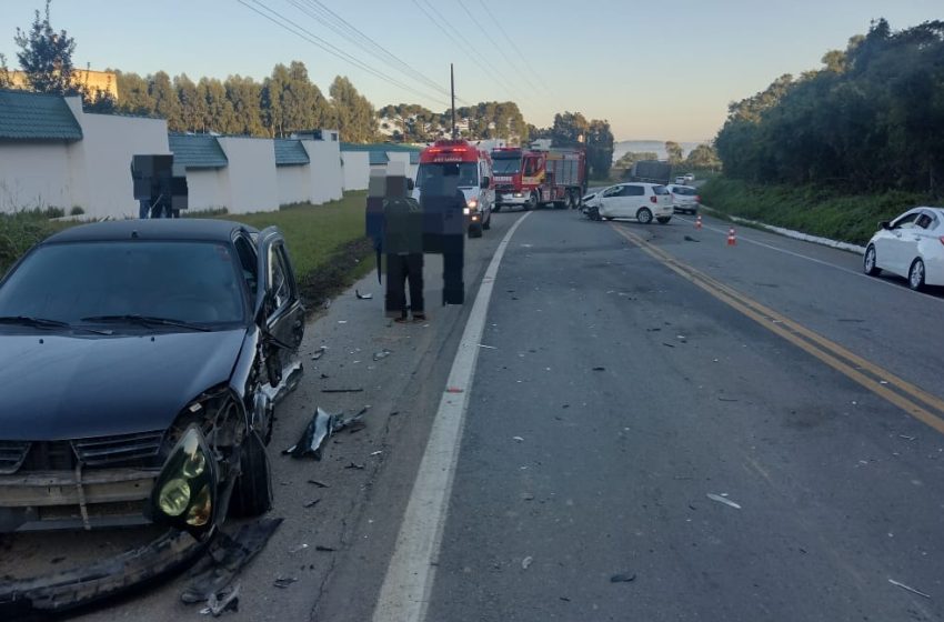  Acidente envolvendo três carros na manhã desta sexta-feira