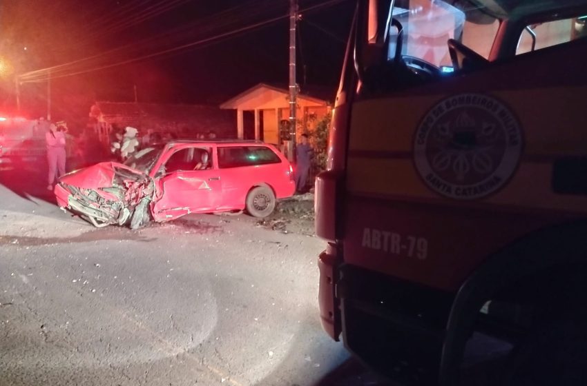  Caminhão e carro colidem e um fica ferido