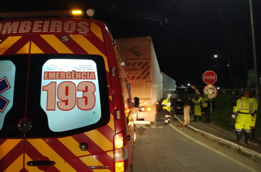  BR-280: Carro e carreta bitrem colidem na noite de segunda-feira