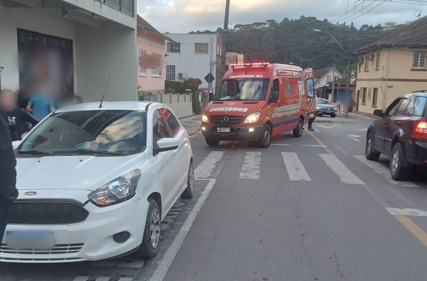  Moto e carro colidem no centro de São Bento do Sul