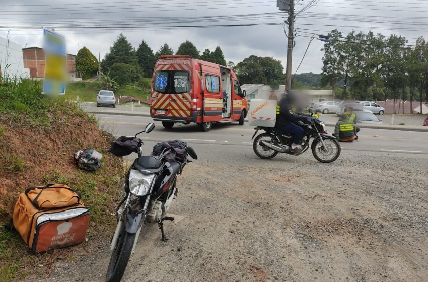  Carro e moto colidem no bairro Mato Preto