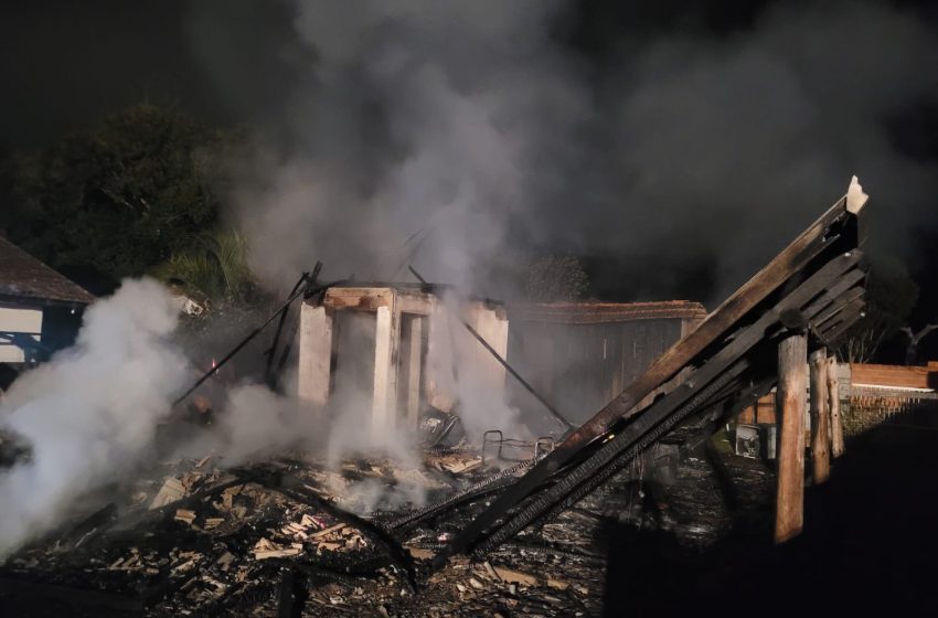  INCÊNDIO: após festa de aniversário casa pega fogo