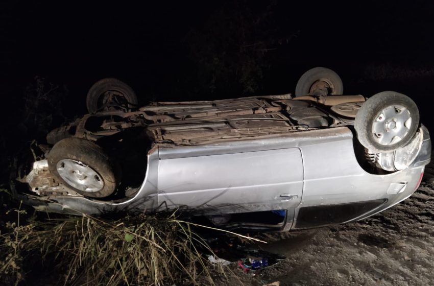  Carro com 5 ocupantes capota na madrugada deste domingo
