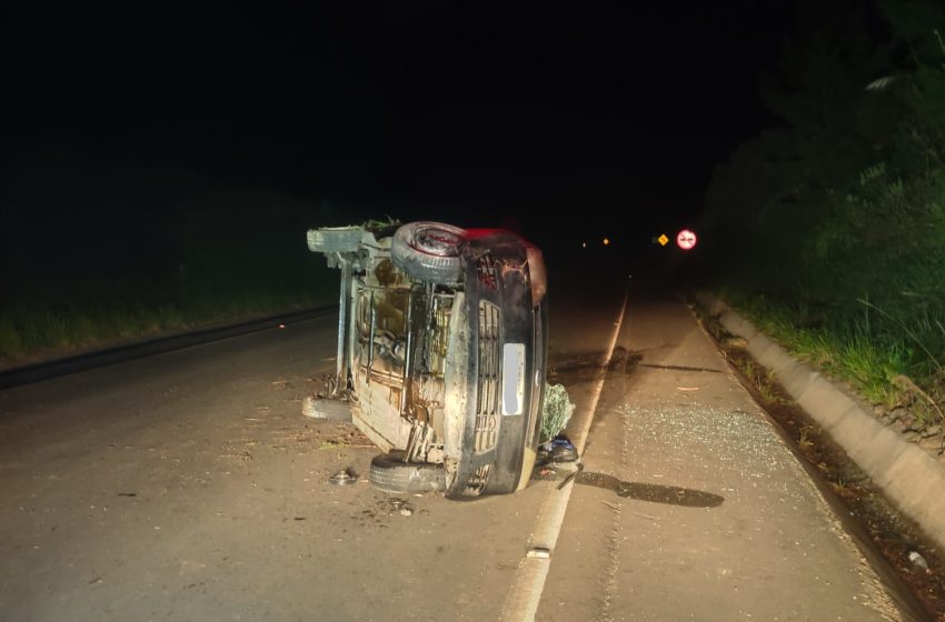  ACIDENTE: carro capota em Rio Negrinho