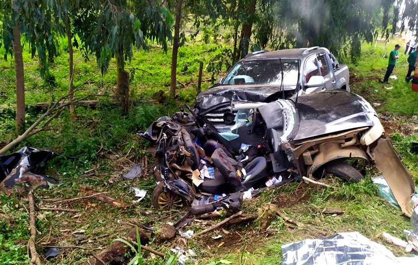  Mãe e dois filhos morrem em batida que deixou carro destruído