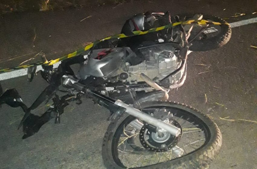  Motociclista morre após bater contra placa de sinalização