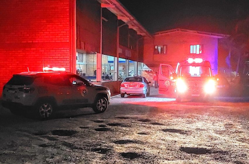  AGRESSÃO: jogou banqueta na mulher e acertou a cabeça da filha de 4 anos