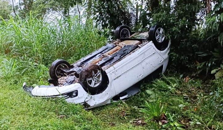  Capotamento deixa uma mulher ferida