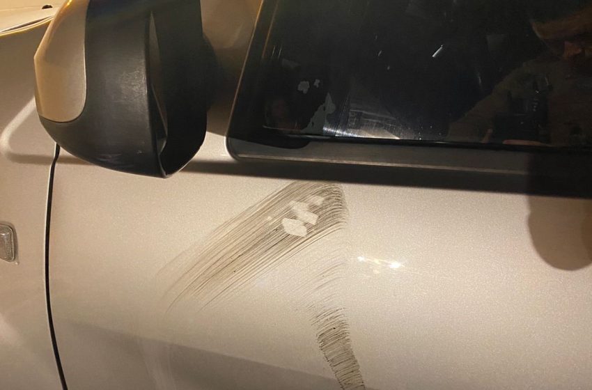  Mulher reage a assalto e arrasta criminoso pendurado no vidro do carro