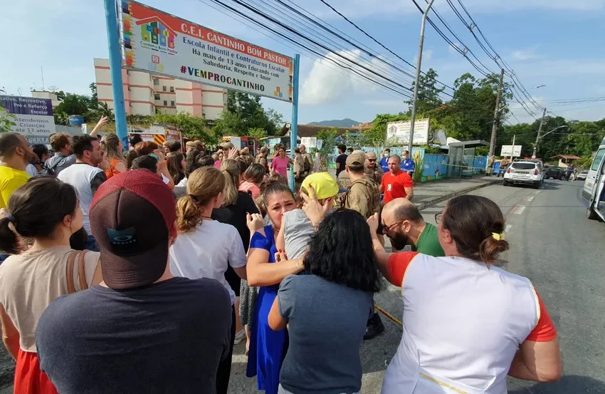  Quatro crianças são mortas em ataque a creche em Blumenau