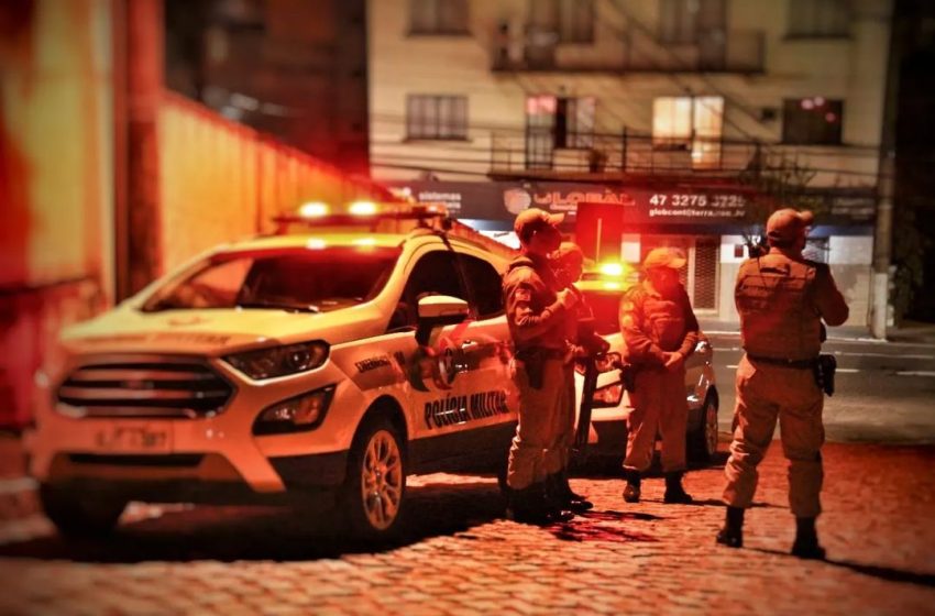  Homem desfere chutes e socos e tenta estrangular namorada na madrugada desta segunda-feira
