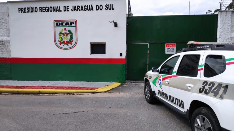  Motorista vai parar na delegacia após bater carro e fugir do local