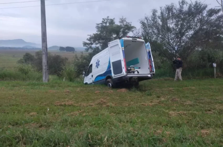  Ambulância a caminho de hospital se acidenta na manhã desta segunda-feira