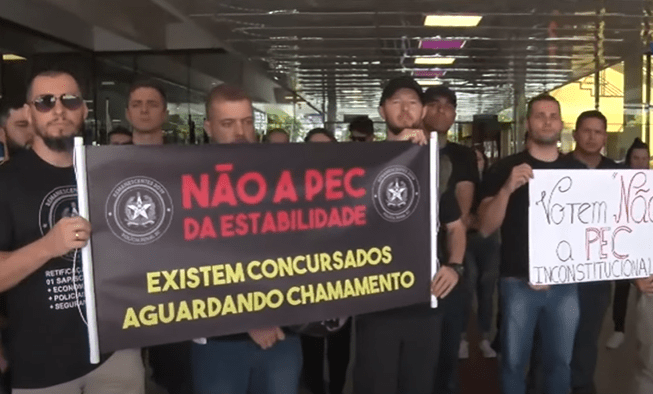  Aprovados nos concursos da Polícia Penal e da Administração Prisional protestam na Alesc