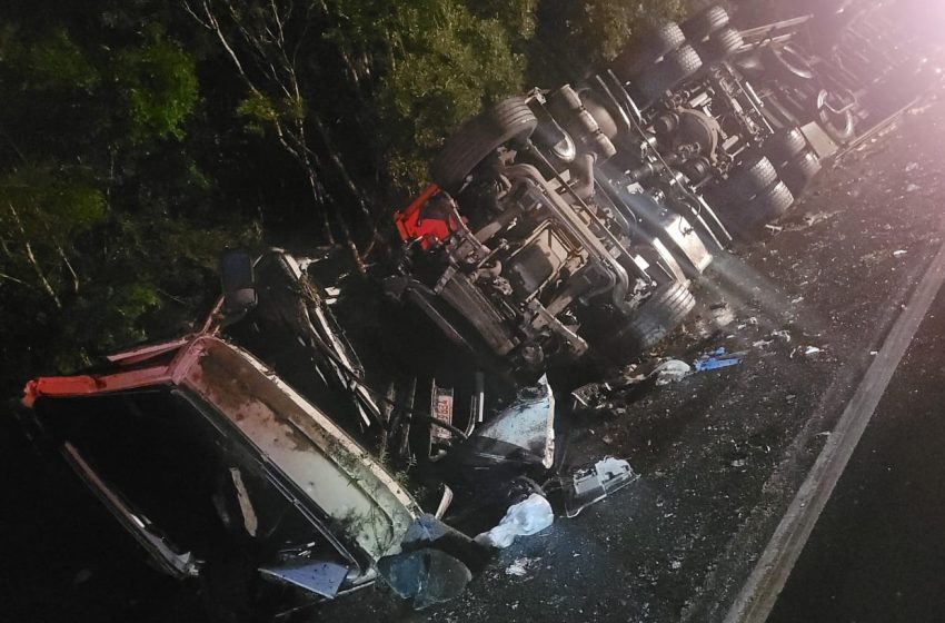  Motociclista perde a vida em batida com carreta