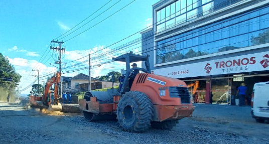  ESTRADA DAS NEVES: pavimentação segue sendo colocada