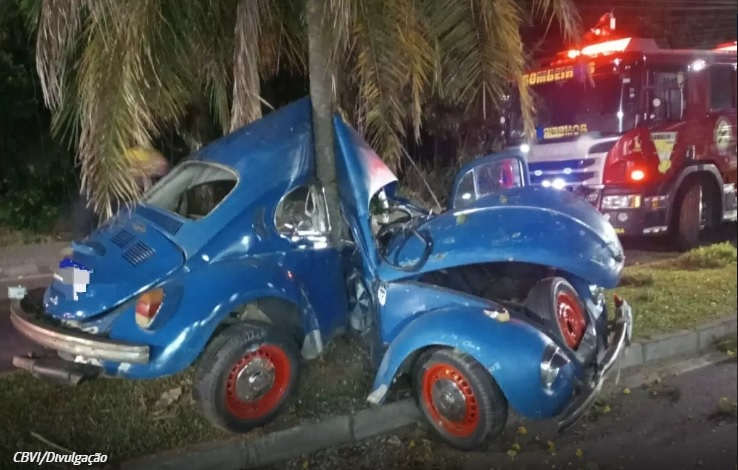  ACIDENTE GRAVÍSSIMO: Fusca “abraçou” árvore