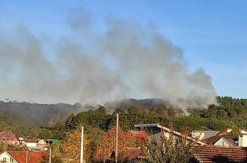  INCÊNDIO: Mata está em chamas no entorno da Cascata