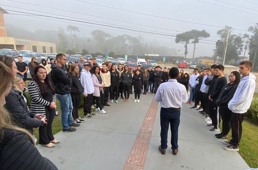  Estudantes conhecem realidade das Indústrias