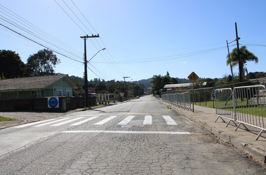  Sinalização na rua Carlos Rüeckl é reforçada