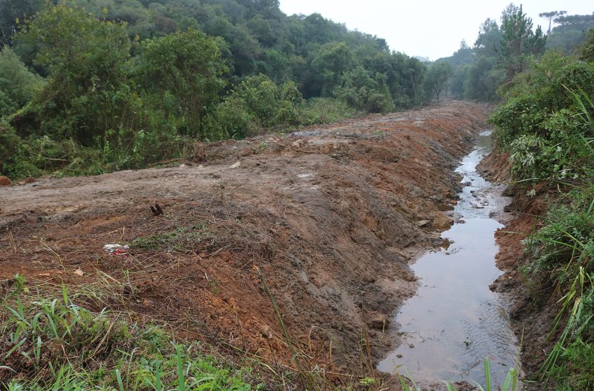  Trabalhos de prevenção e limpeza em rio e tubulações