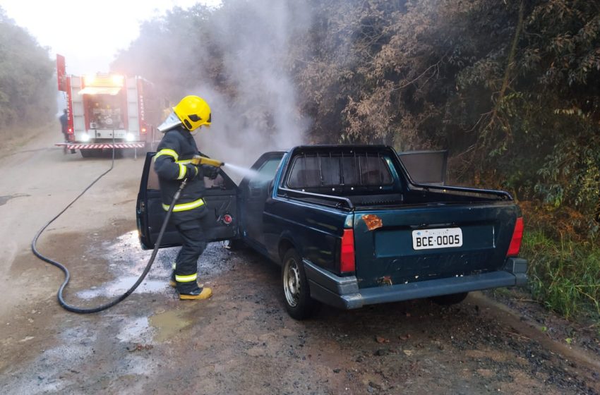  Saveiro pega fogo na manhã desta terça-feira