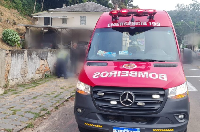  Duas motos colidem e uma pessoa fica ferida