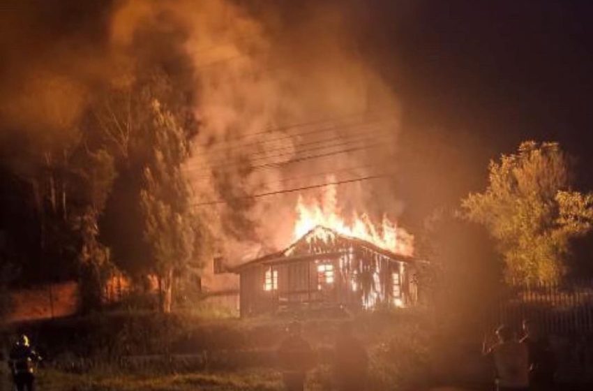  Casa é tomada pelo fogo na noite de domingo