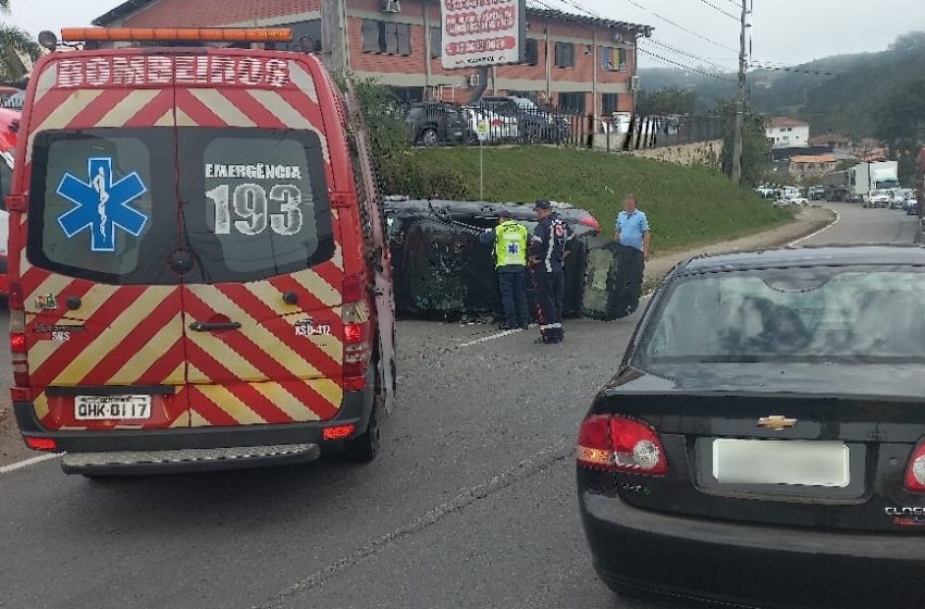  Capotamento na SC-418 bairro Oxford