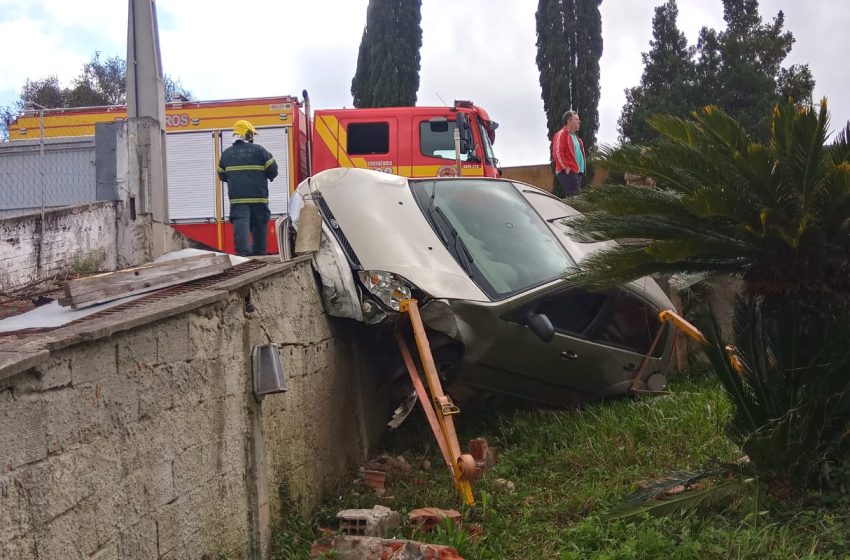  Perdeu controle do veículo e colidiu em muro