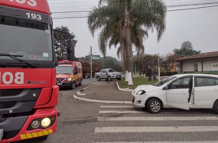 Colisão seguida de capotamento