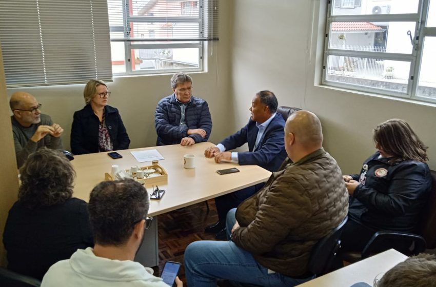  Vereadores se reúnem com diretor do Sagrada Família
