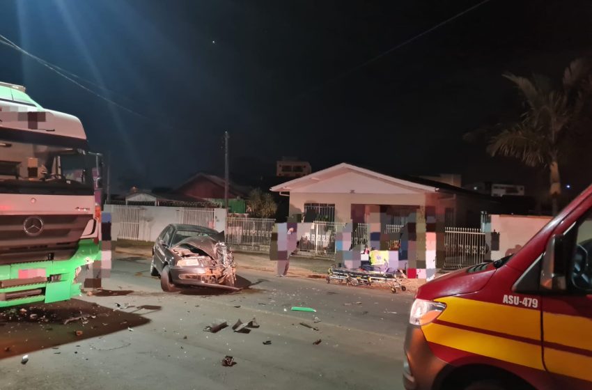  Um é conduzido ao Hospital após choque frontal entre carreta e automóvel