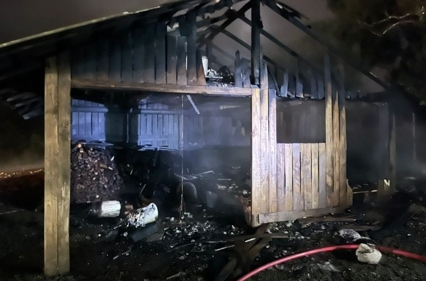  Incêndio atinge depósito de lenha