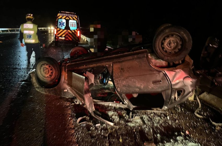  Dois carros se envolvem em acidente no início da noite de domingo