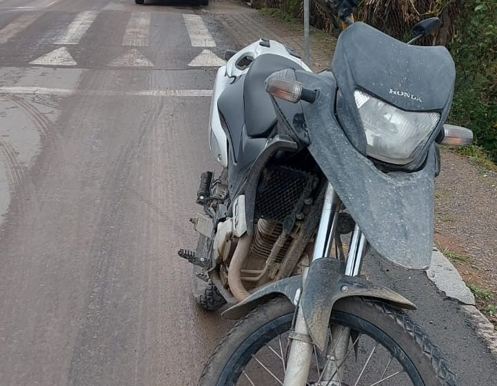  Pista suja de lama causa queda de motociclista no bairro 25 de julho