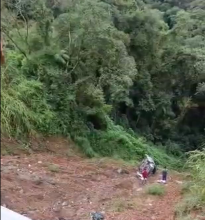  Carro despenca em ribanceira de 40 metros em Corupá