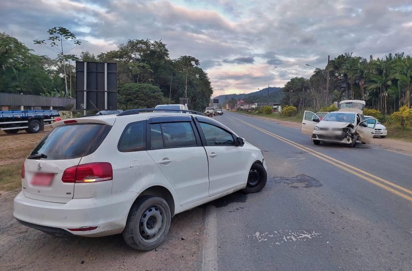  Dois carros batem de frente na BR-280, em Corupá