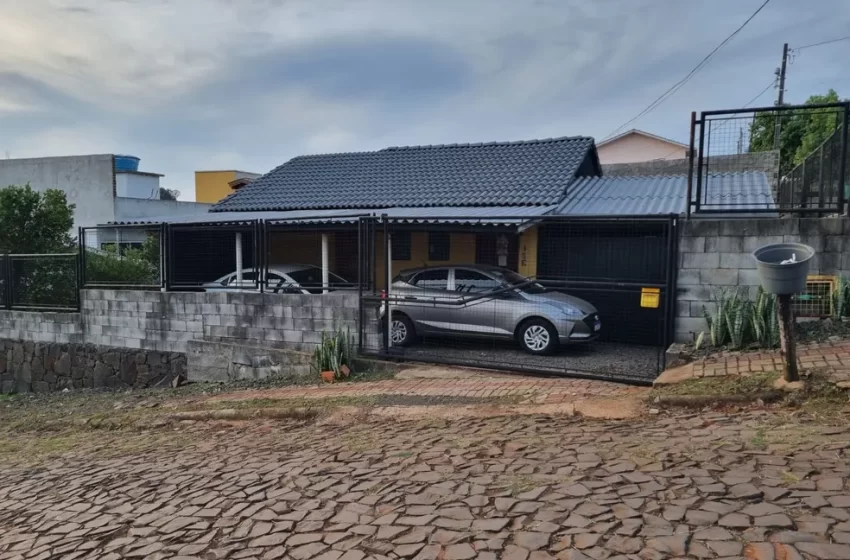  Mulher é encontrada morta com faca cravada no corpo