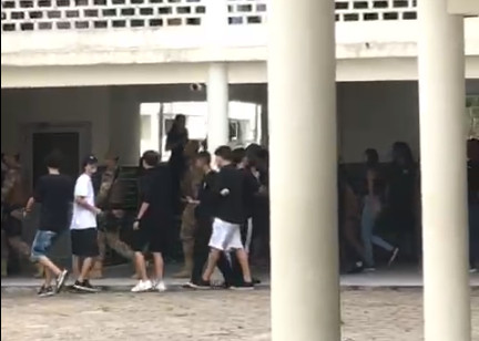  Homem causa correria ao invadir escola