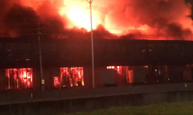  Incêndio de grandes proporções atinge empresa e mobiliza bombeiros