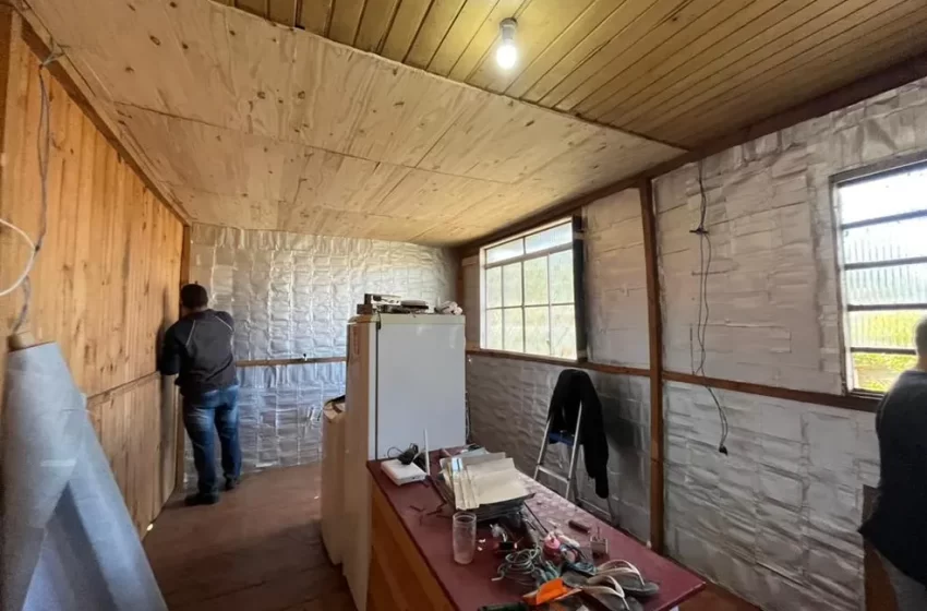  Casa é forrada com caixas de leite para ajudar família a se aquecer no inverno