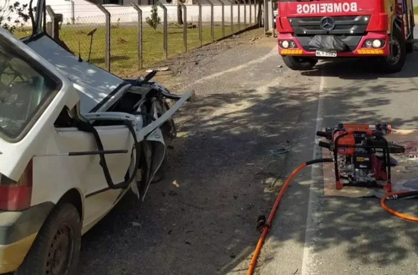  Homem fica preso às ferragens após bater em poste e capotar veículo